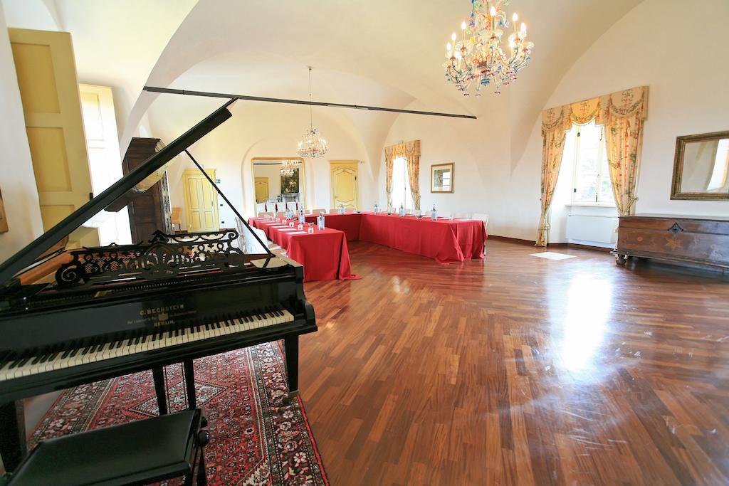 Готель Castello Rosso Costigliole Saluzzo Екстер'єр фото